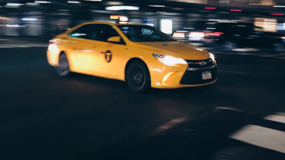 VTC roulant de nuit dans une rue de centre-ville