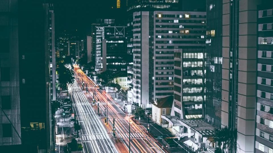 Avenue urbaine de nuit avec circulation dense