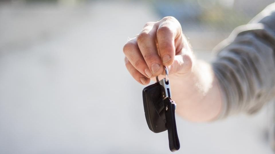 Main tenant des clés de voiture